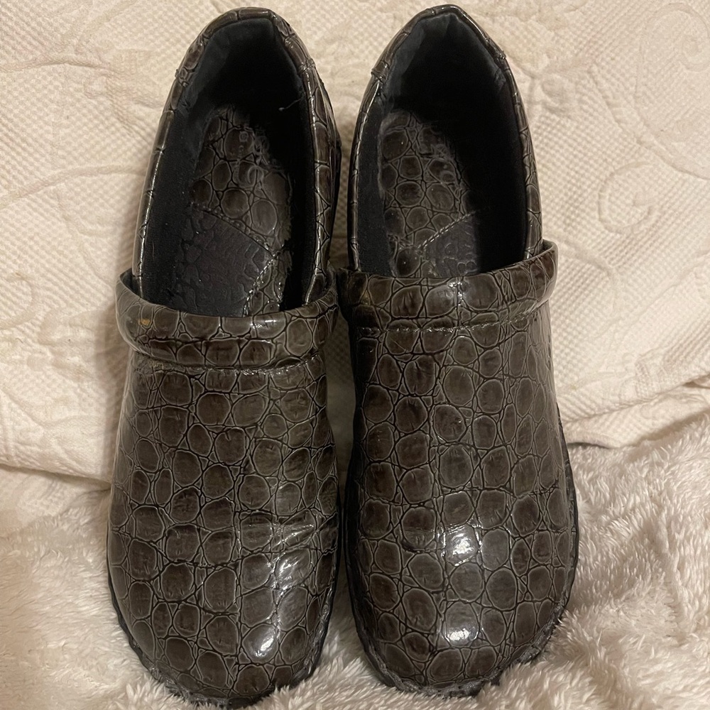 BOC Alligator Dark Brown Embossed Leather Comfort Clogs size 11M NWOT